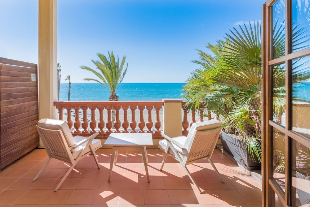 Suite, 1 King Bed, Terrace (Beachfront) thumbnail 6