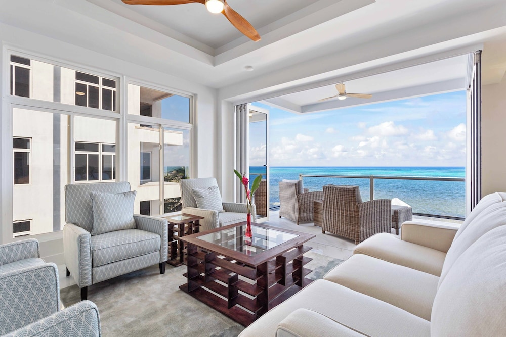 Luxury Condo, 2 Bedrooms, Beachfront photo 3
