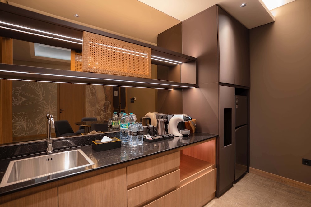 Suite - Photo 5