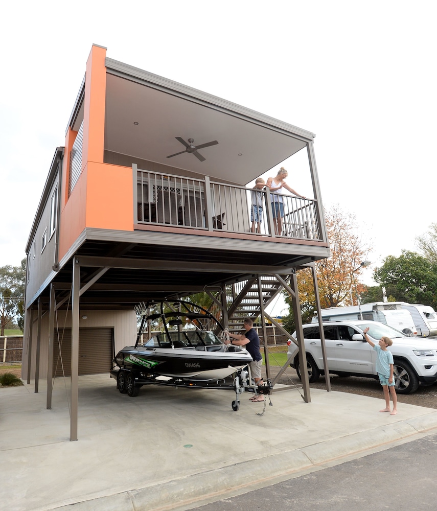 3 Bedroom Hire-rise -7 Berth photo 3