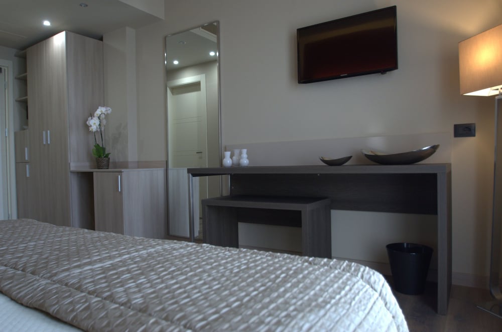 Business Double or Twin Room, 1 Queen Bed, Balcony, City View photo 3