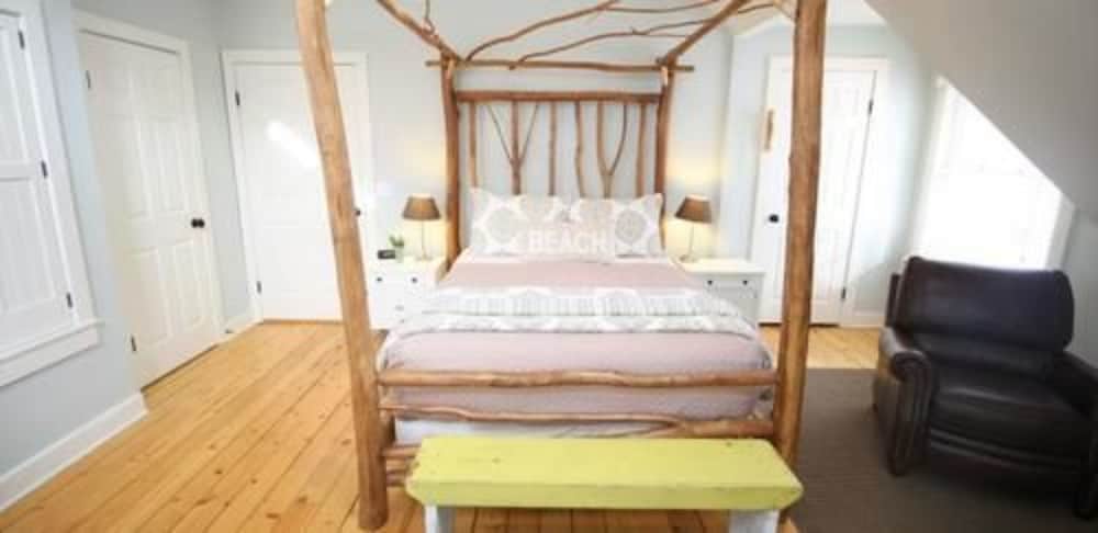 Deluxe Room, 1 King Bed, Jetted Tub (Golden Maple) - No pets Allowed
