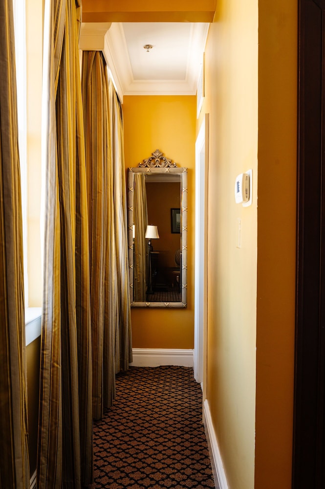 King Room (24/7 Front Desk) - Photo 22