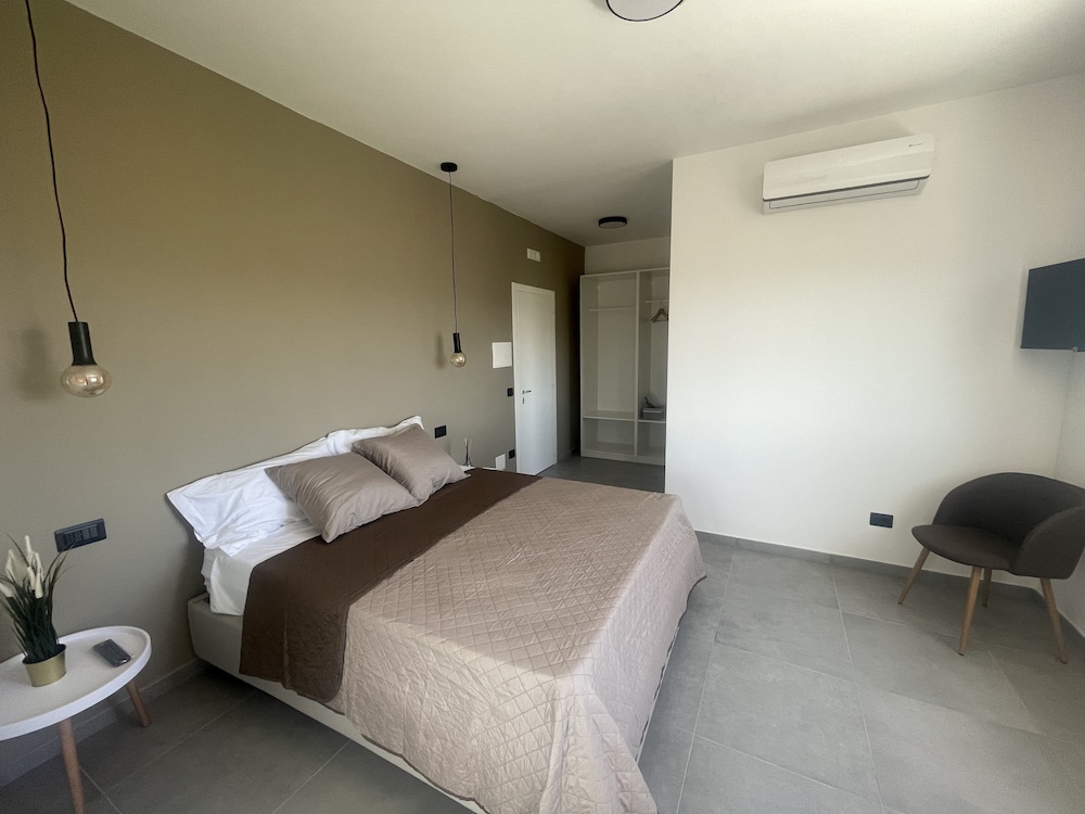 Deluxe Room, 1 Queen Bed, Balcony