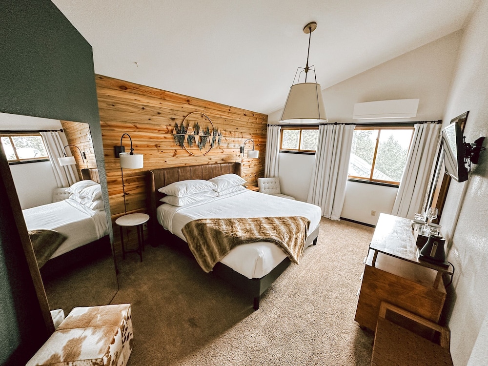 Ponderosa Pine Room (Adults Only)