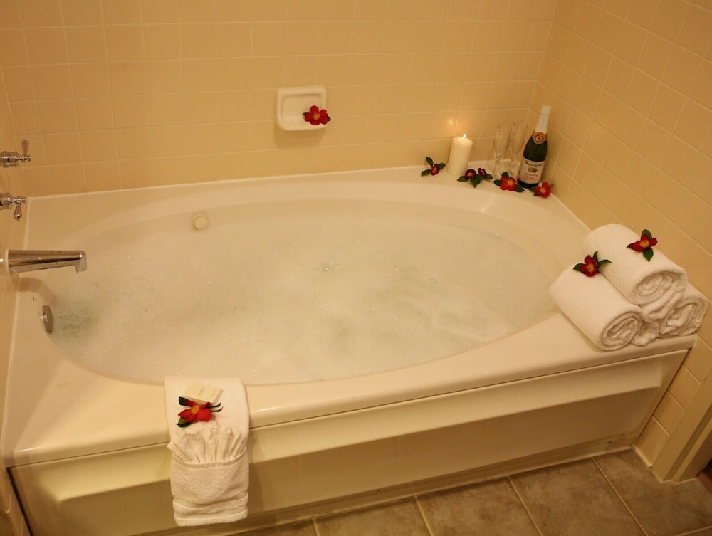 Suite, 1 King Bed, Non Smoking, Jetted Tub (Balcony) photo 3