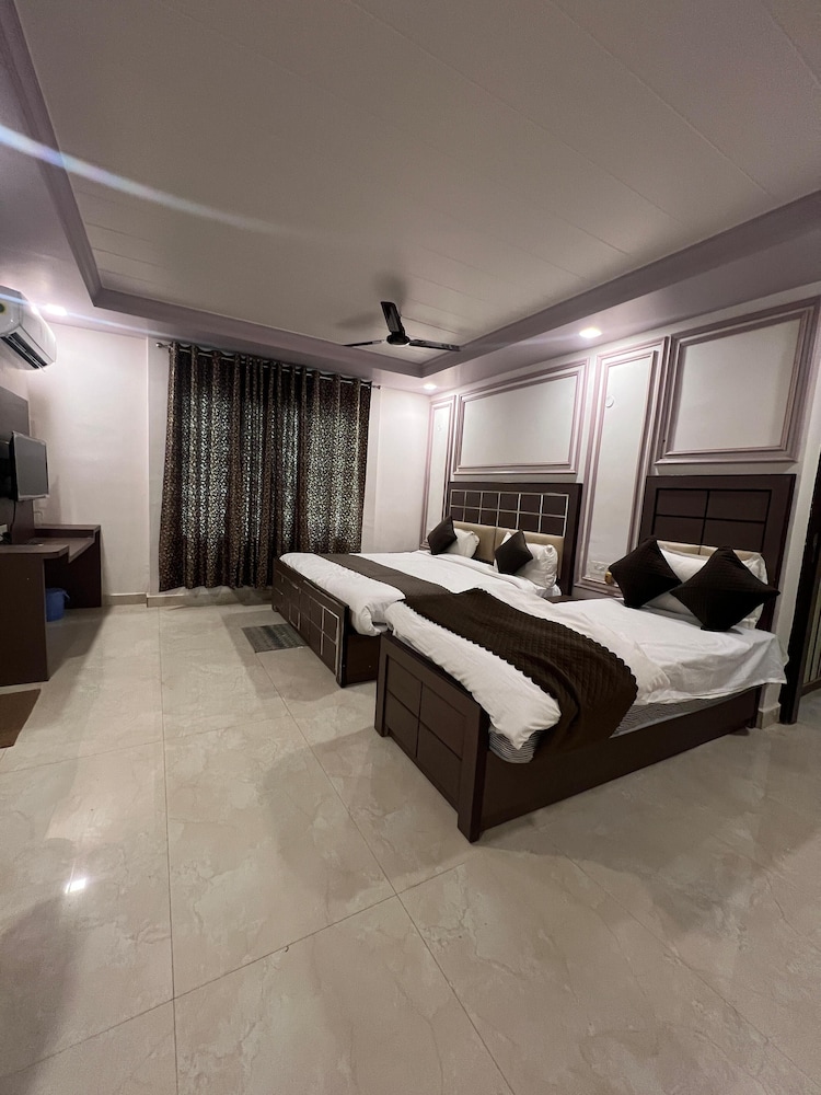 Quadruple Room, City View photo 1