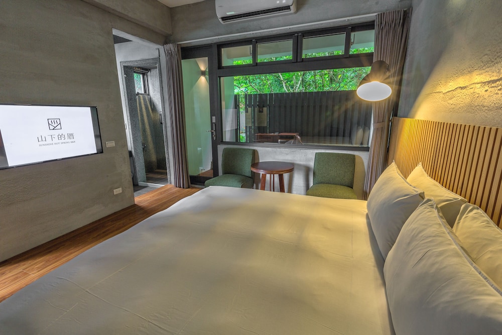 Double Room, 1 Queen Bed, Non Smoking, Mountain View photo 3
