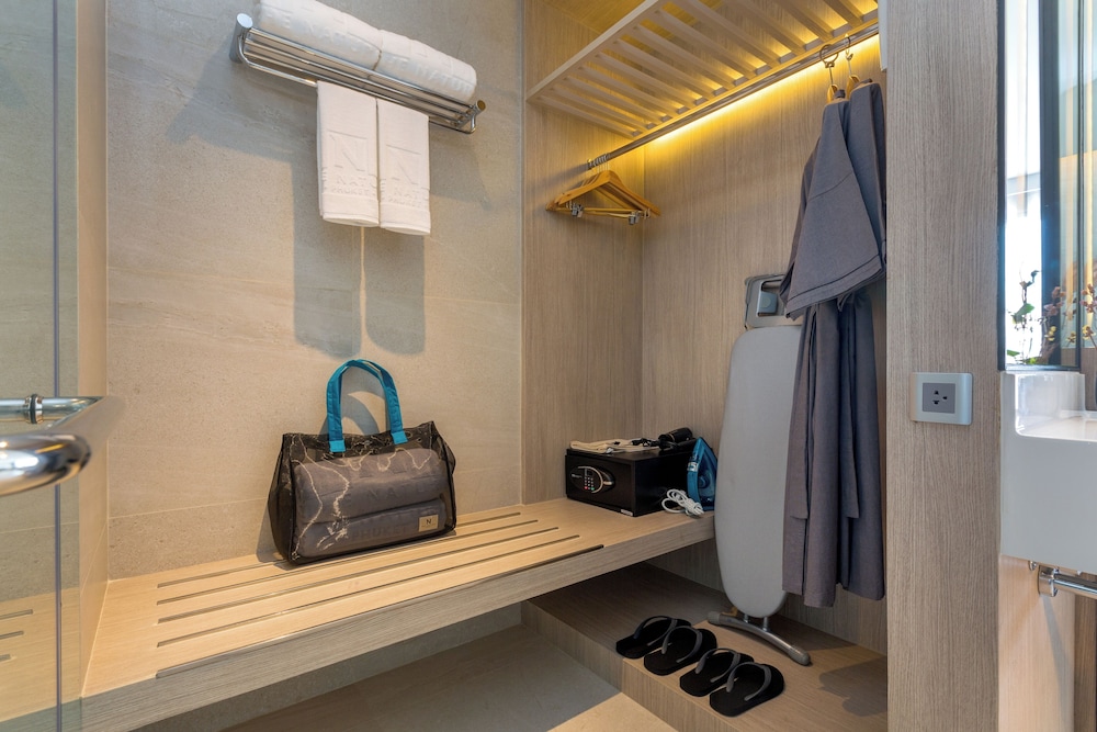 Deluxe Room with Pool Access