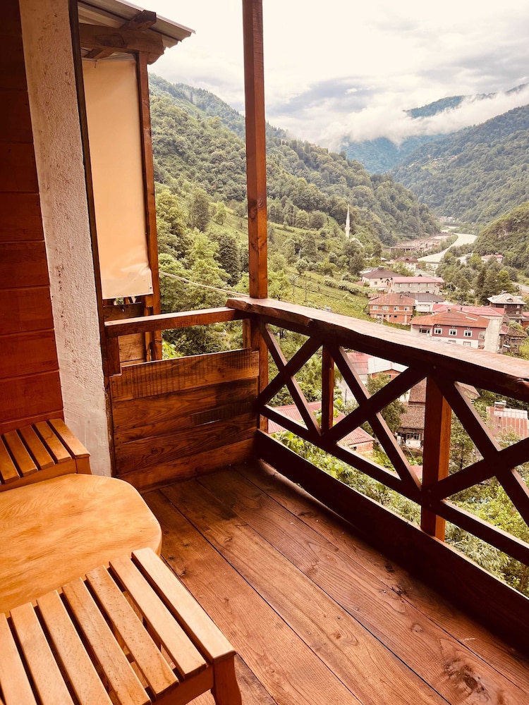 Deluxe Room, 1 King Bed, River View photo 3