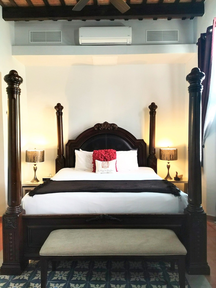 Deluxe Suite, 1 King Bed, Balcony - Photo 5