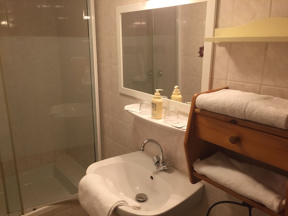 Basic Triple Room, Refrigerator & Microwave photo 3