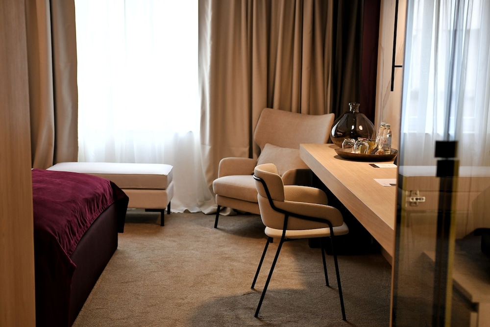 Superior Room, 1 Queen Bed photo 2