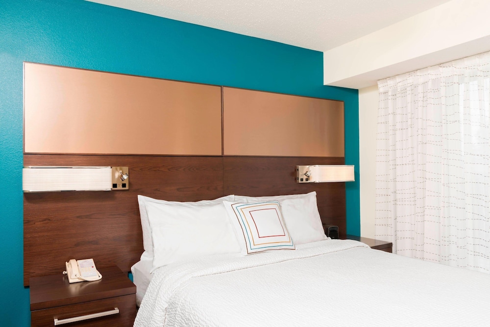 Suite, 1 Queen Bed with Sofa bed - Photo 2
