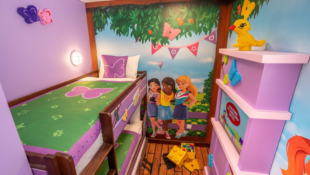LEGO® Friends Fully Themed Room with park access photo 2
