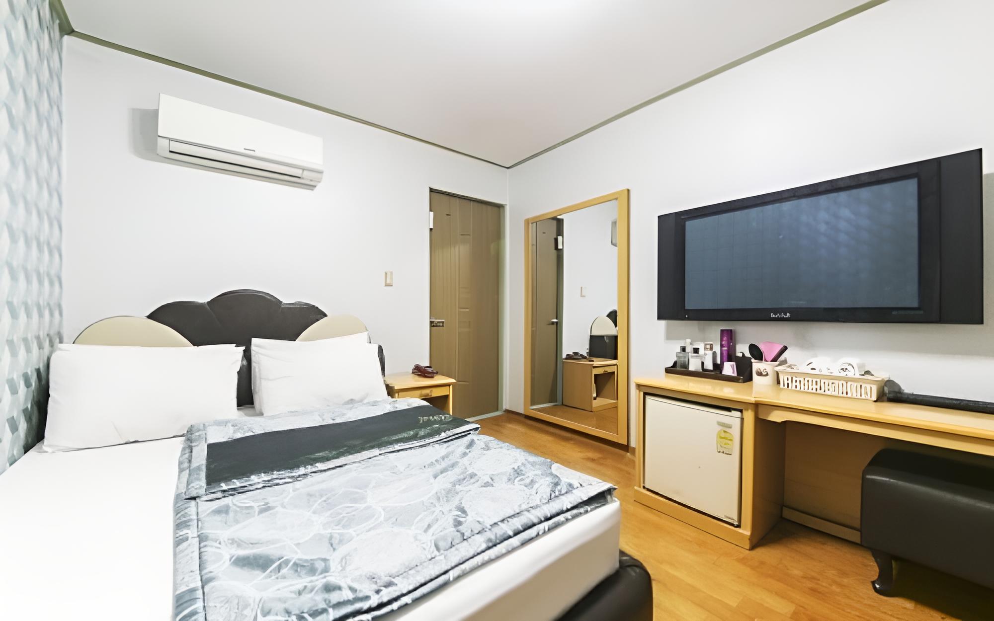 Room (Standard) - Photo 11