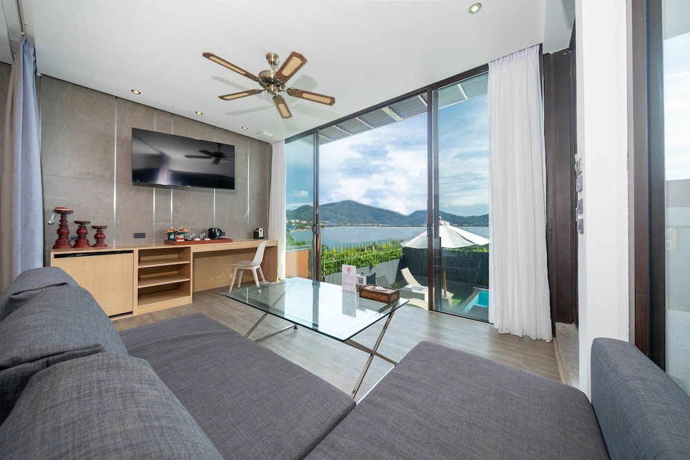 Premium Deluxe With Plunge Pool & Jacuzzi photo 2
