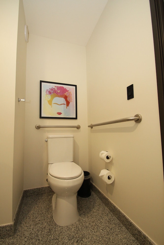 Business Room, 1 King Bed, Accessible - Photo 5