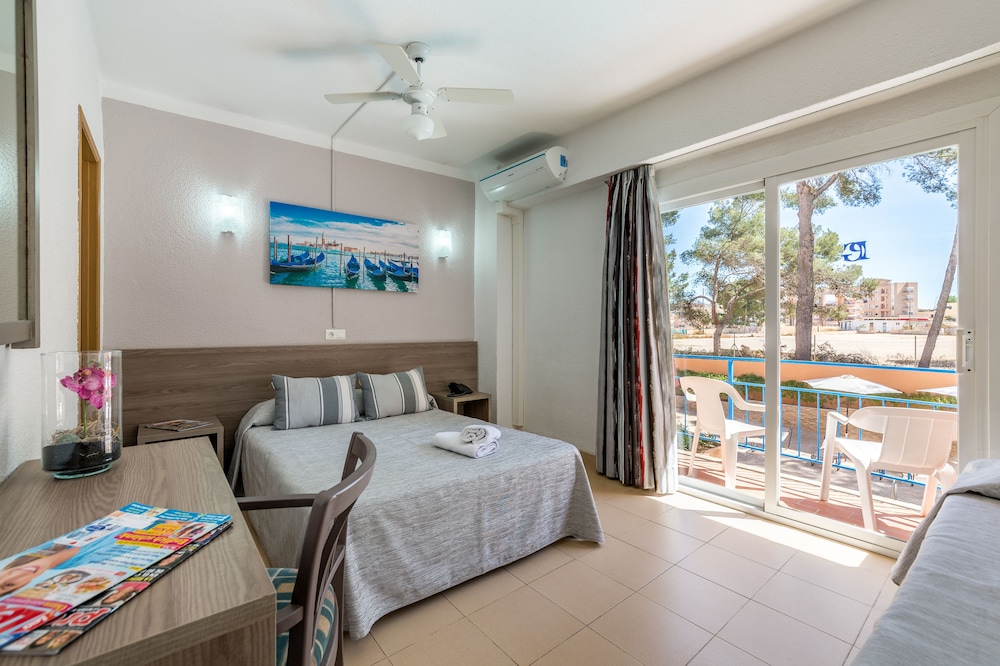 Standard Triple Room, Balcony (2 adultos + 1 niño) photo 3