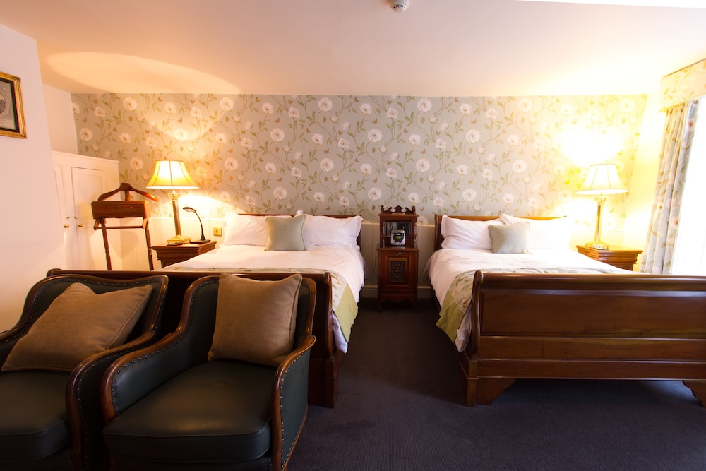 Family Double or Twin Room, 2 Double Beds, Ensuite, Courtyard View photo 3