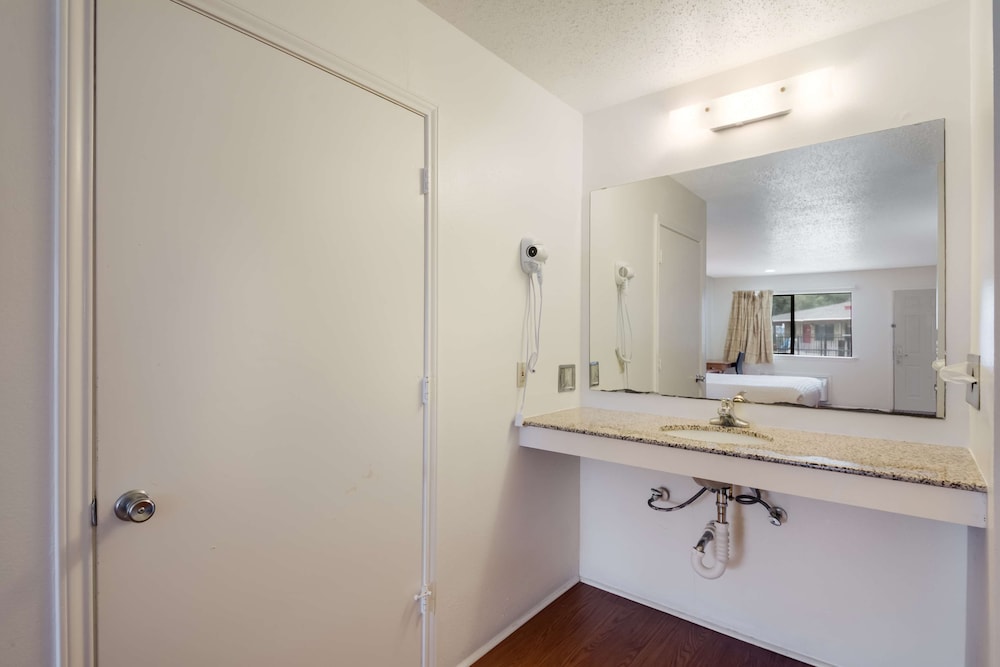 Room, 1 King Bed, Non Smoking - Photo 7