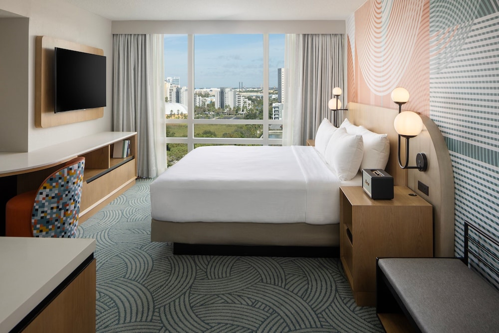 Deluxe Queen Room with Two Queen Beds and Skyline View thumbnail 5