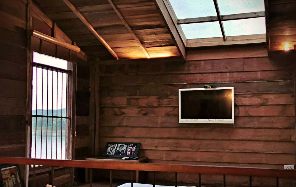 Attic Room with Riverview photo 3