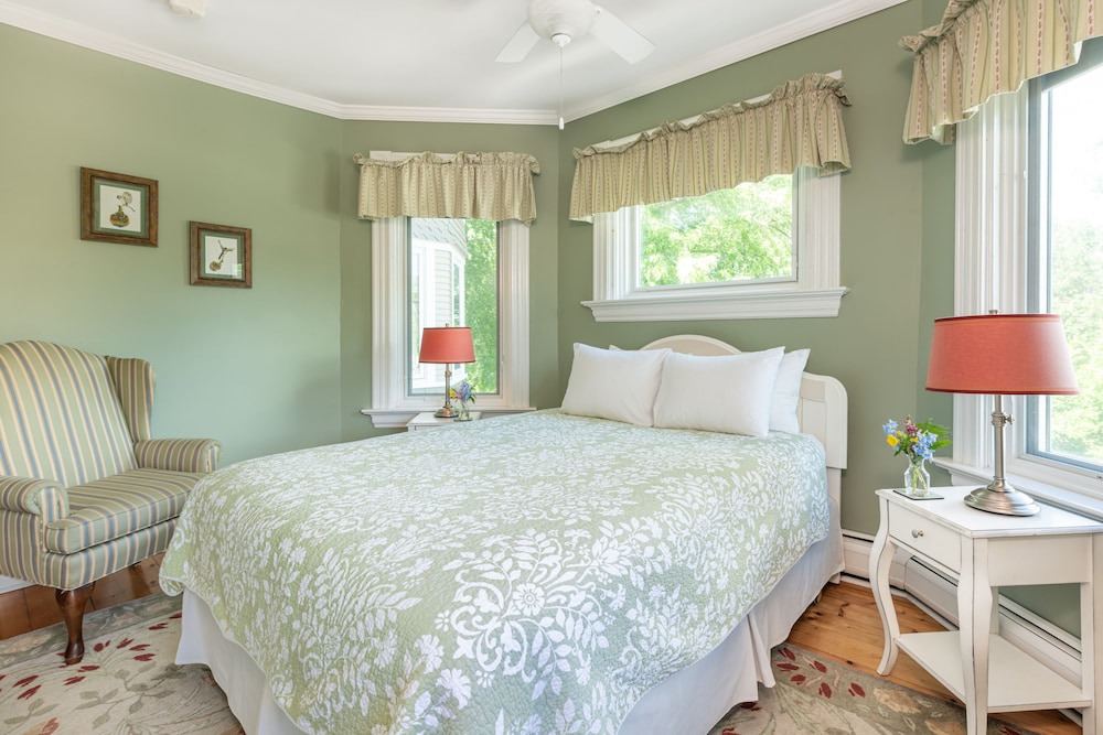 Basic Room, 1 Queen Bed photo 3