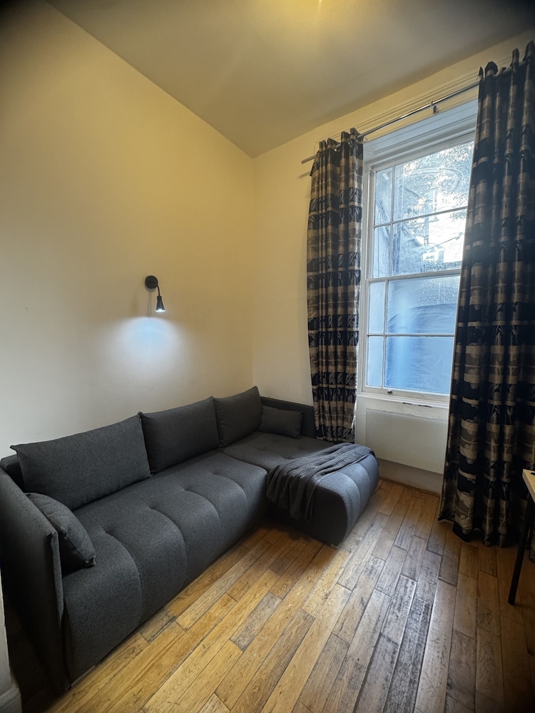 Basic Studio, Ensuite