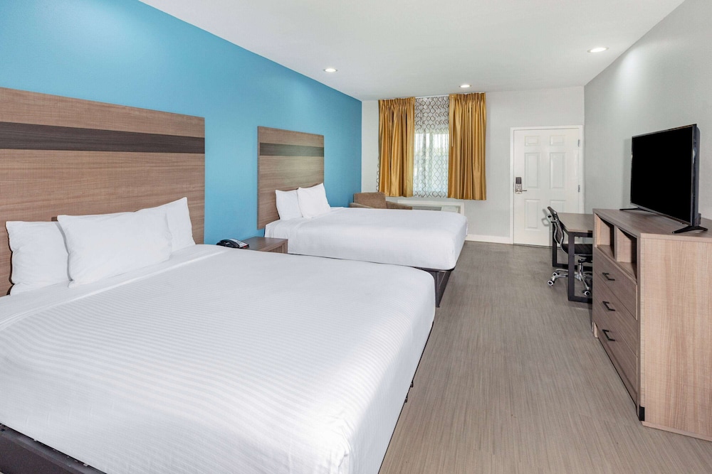 Deluxe Suite, 2 Double Beds, Non Smoking - Photo 3