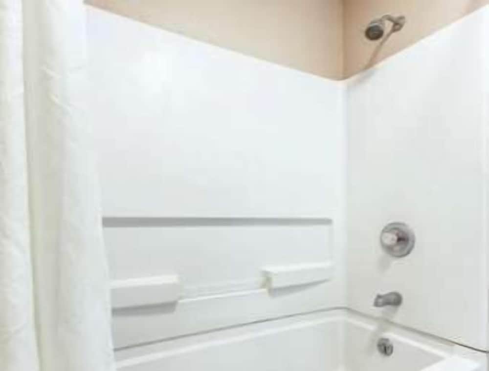 Room, 2 Queen Beds - Photo 9