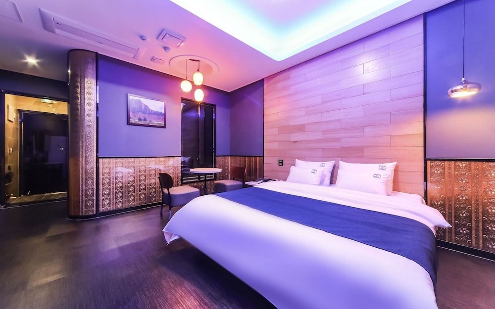 Royal Double Room, Non Smoking - Photo 5