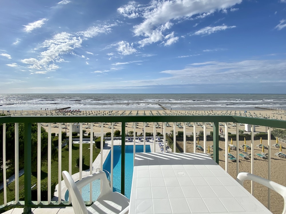 Double or Twin Room, Balcony, Sea View photo 2