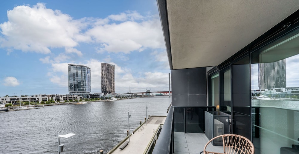 1 Bedroom Apartment Absolute Waterfront - Photo 7