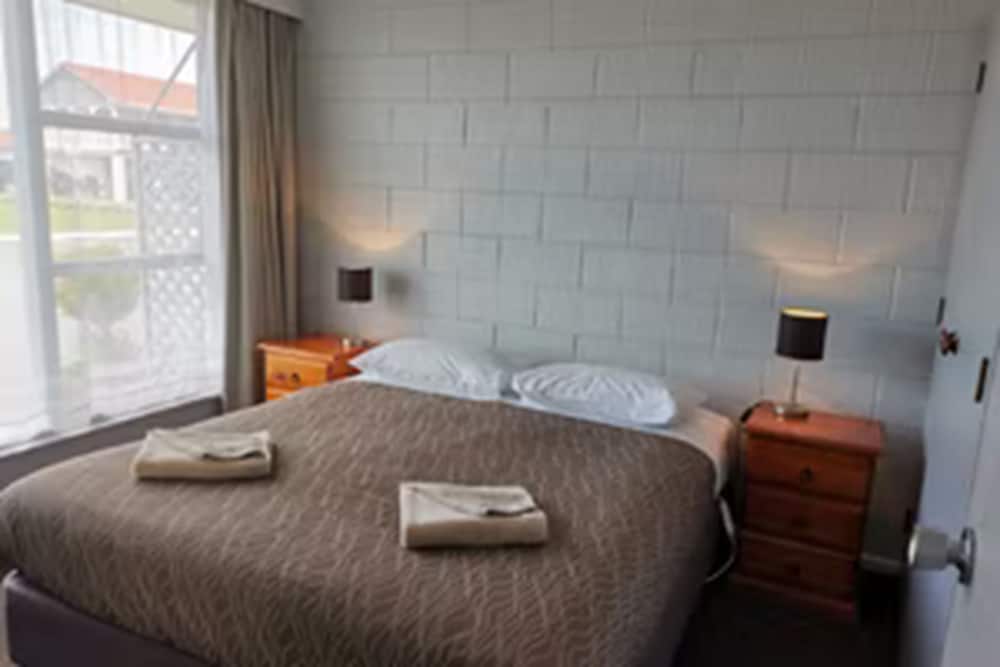 2 bedroom apartment with twin beds