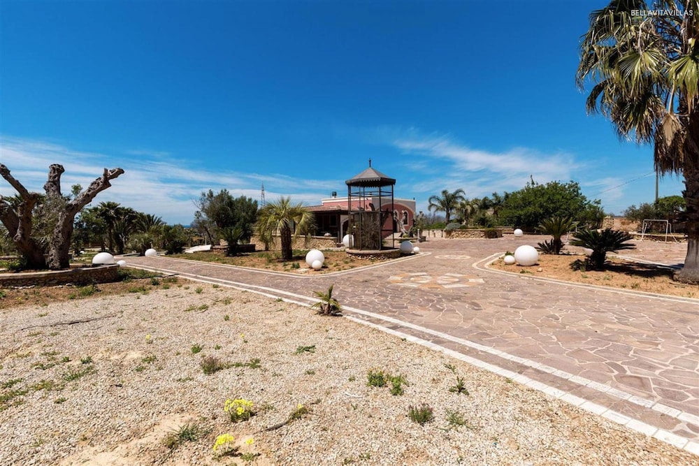 Villa photo 2