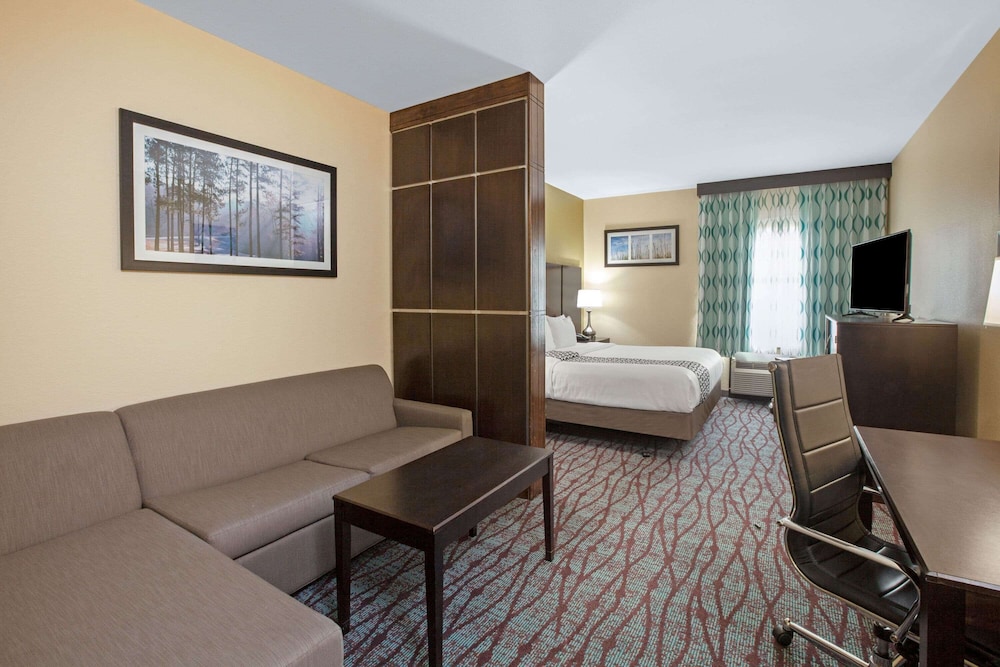 Deluxe Room, 1 King Bed, Accessible, Smoking (Hearing Accessible, Grab Bars in Tub) - Photo 1