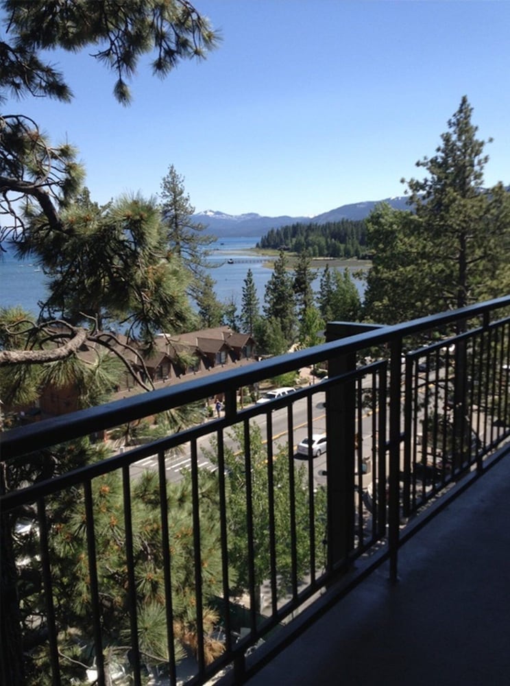 Superior Room, 2 Double Beds, Partial Lake View photo 3