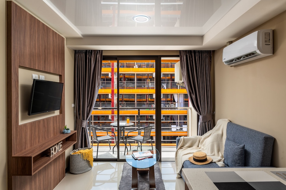 1 Bedroom Building View