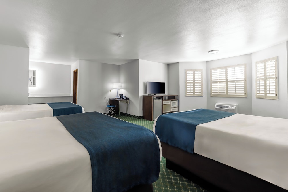 Room, Multiple Beds, Non Smoking - Photo 5