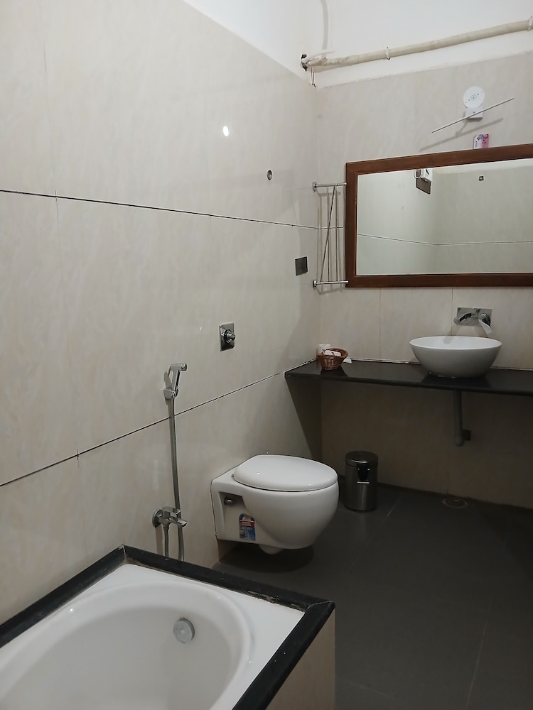 Premium Room with Bathtub - Photo 7