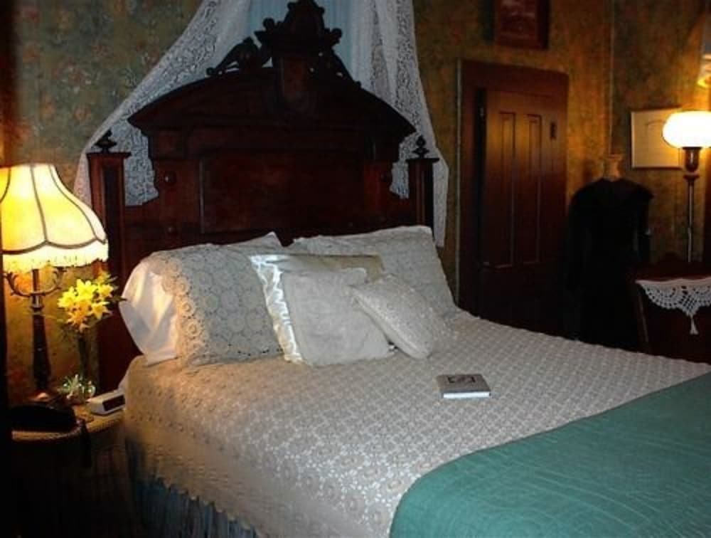 Elite Room, 1 Queen Bed, Private Bathroom, Garden View photo 2