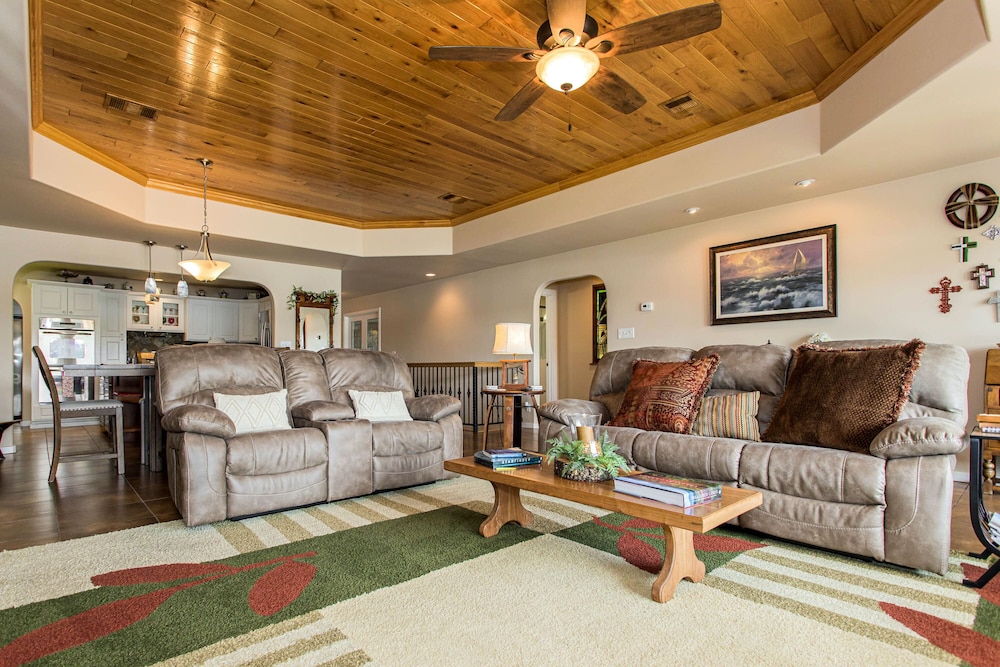 House, Multiple Beds, Hot Tub (Bluebonnet Surprise) photo 2