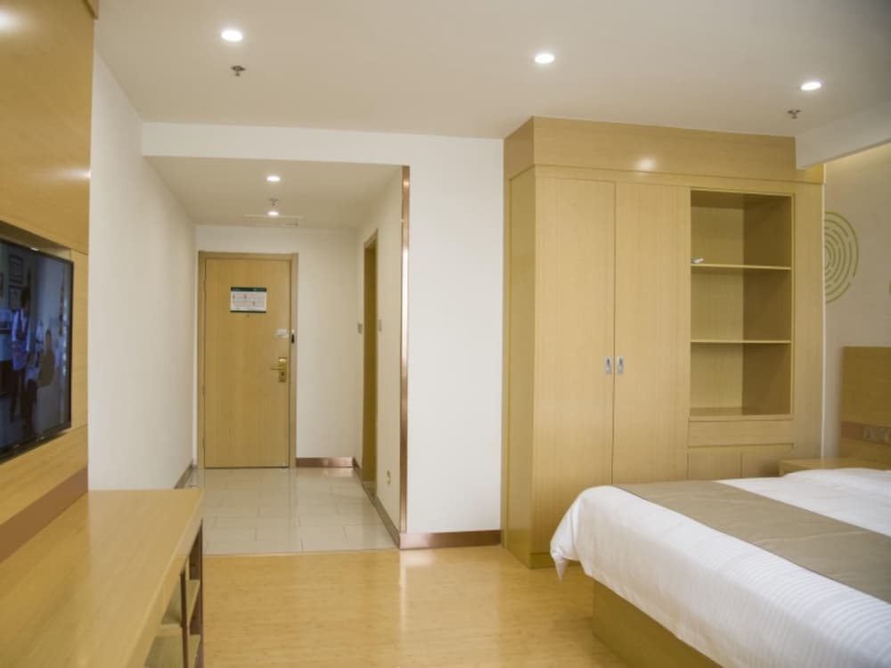 Classic Room, 1 King Bed photo 2