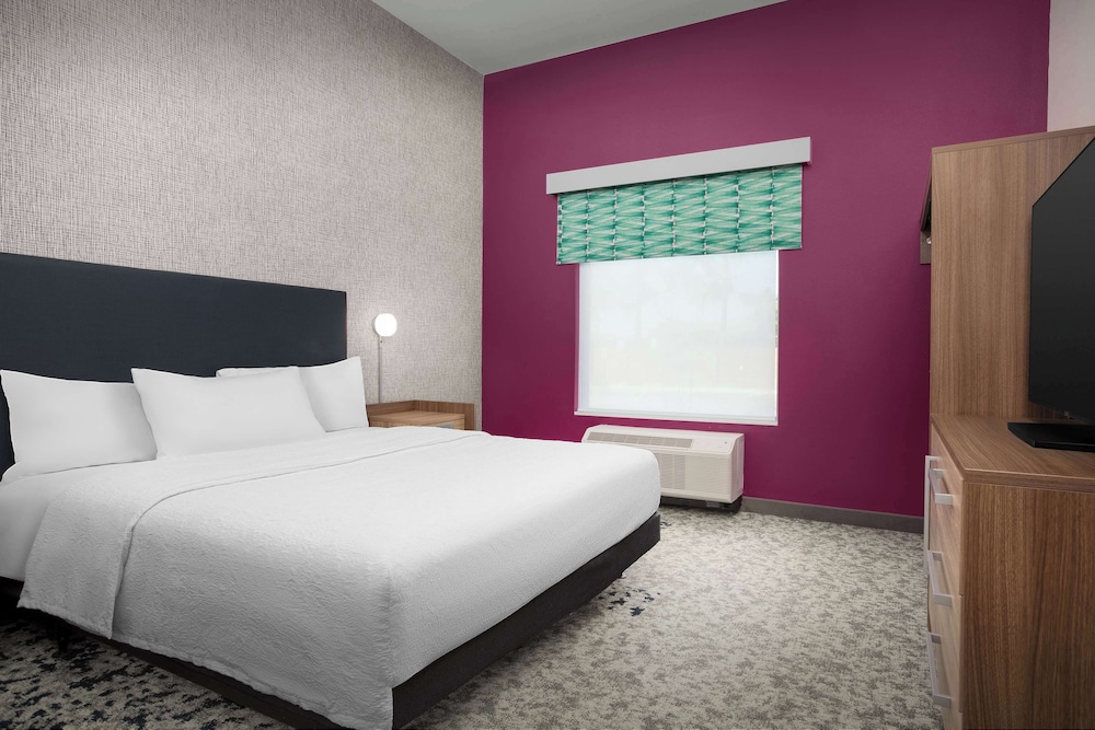 Suite, 1 King Bed (Roll-In Shower) - Photo 4
