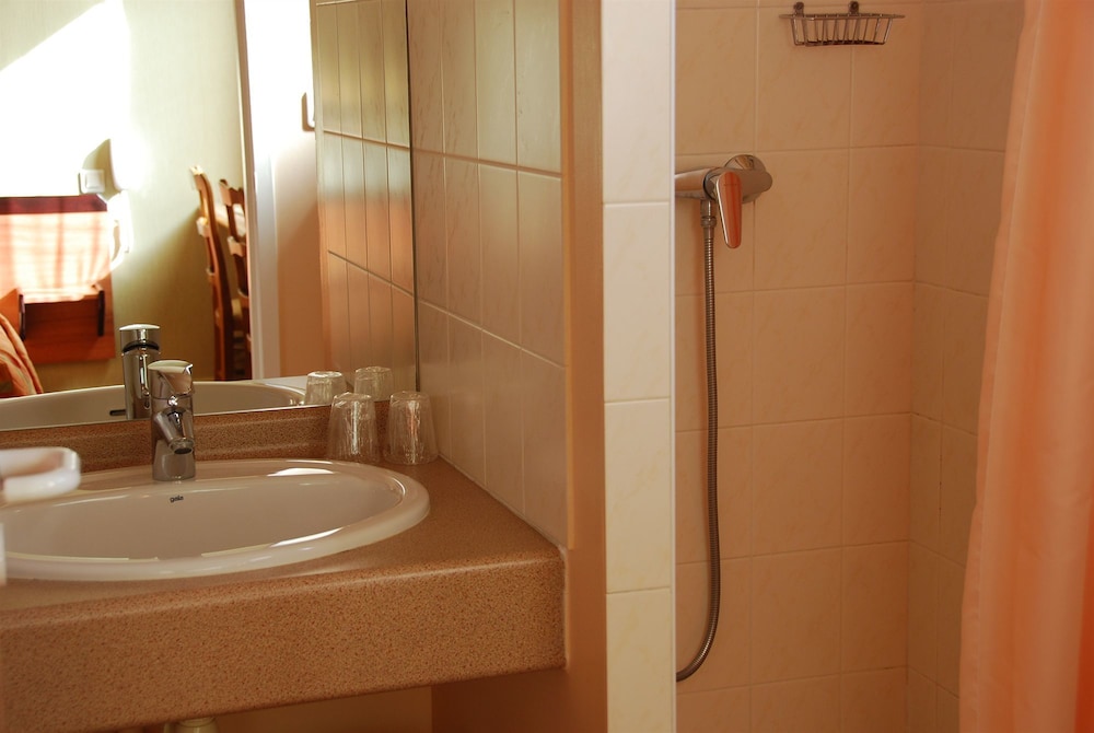 Standard Twin Room - Photo 2