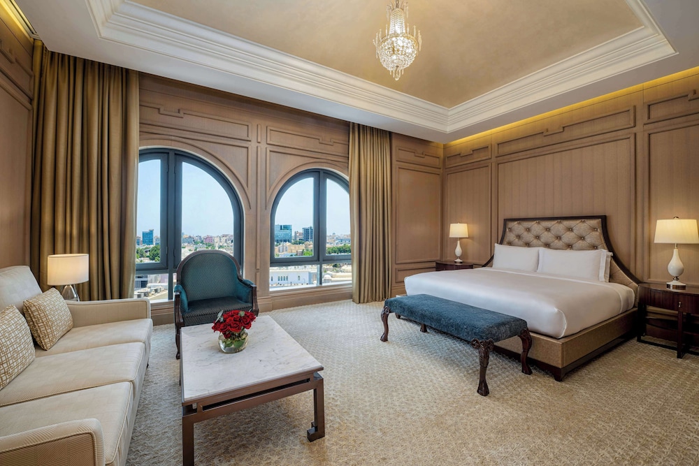 Royal Suite, 1 King Bed thumbnail 6