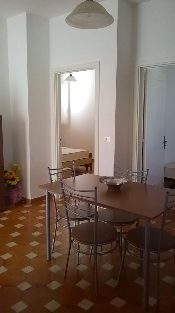 House, 2 Bedrooms photo 2