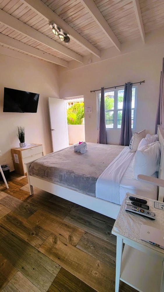 Deluxe Room, 1 King Bed, Non Smoking, Balcony photo 3