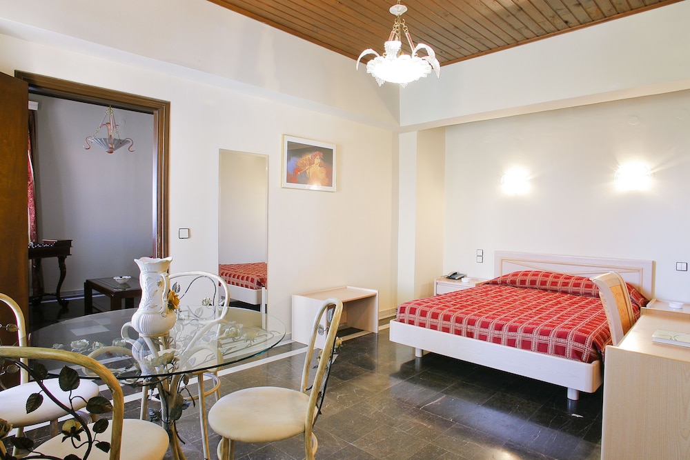 Suite - Photo 1